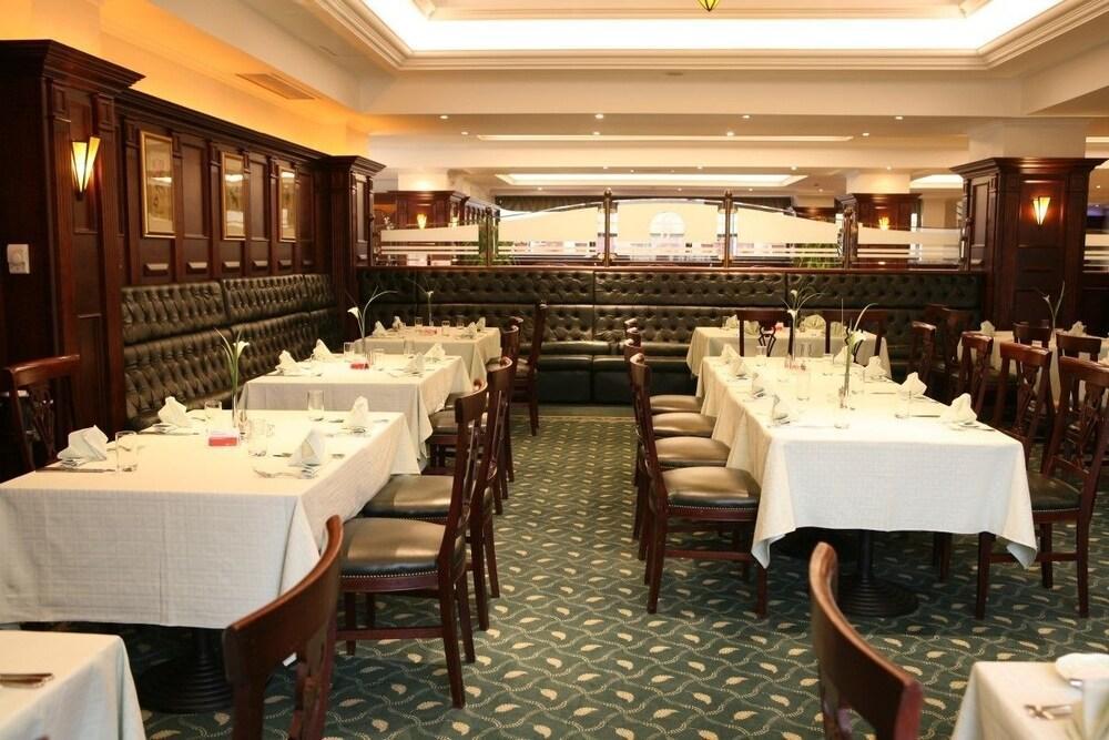 Ramada Hotel & Suites By Wyndham Bucharest North Bagian luar foto