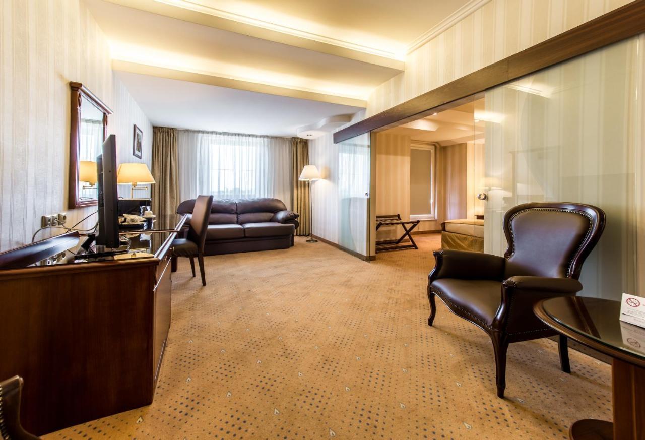 Ramada Hotel & Suites By Wyndham Bucharest North Bagian luar foto