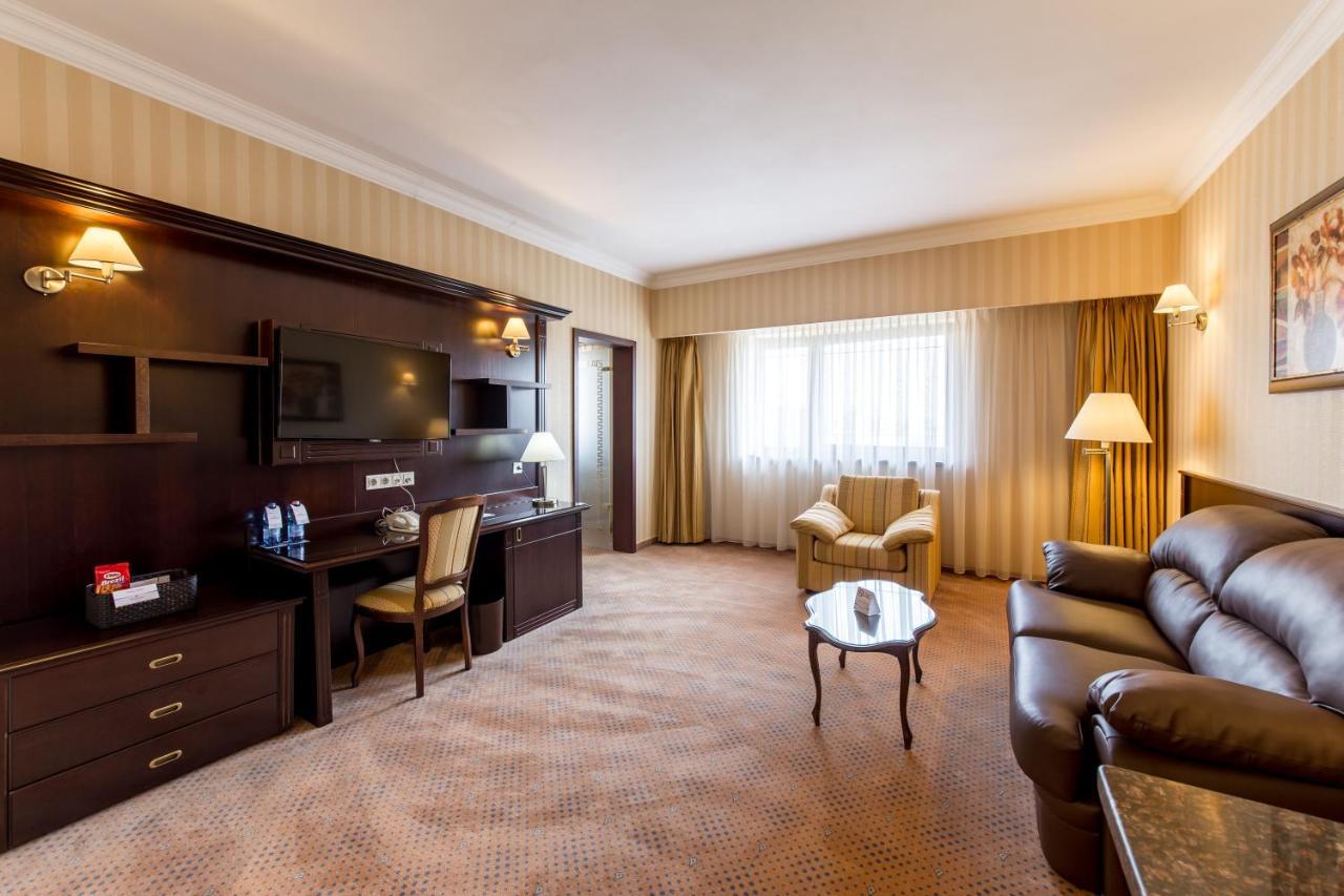 Ramada Hotel & Suites By Wyndham Bucharest North Bagian luar foto