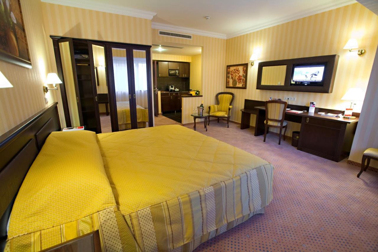 Ramada Hotel & Suites By Wyndham Bucharest North Bagian luar foto