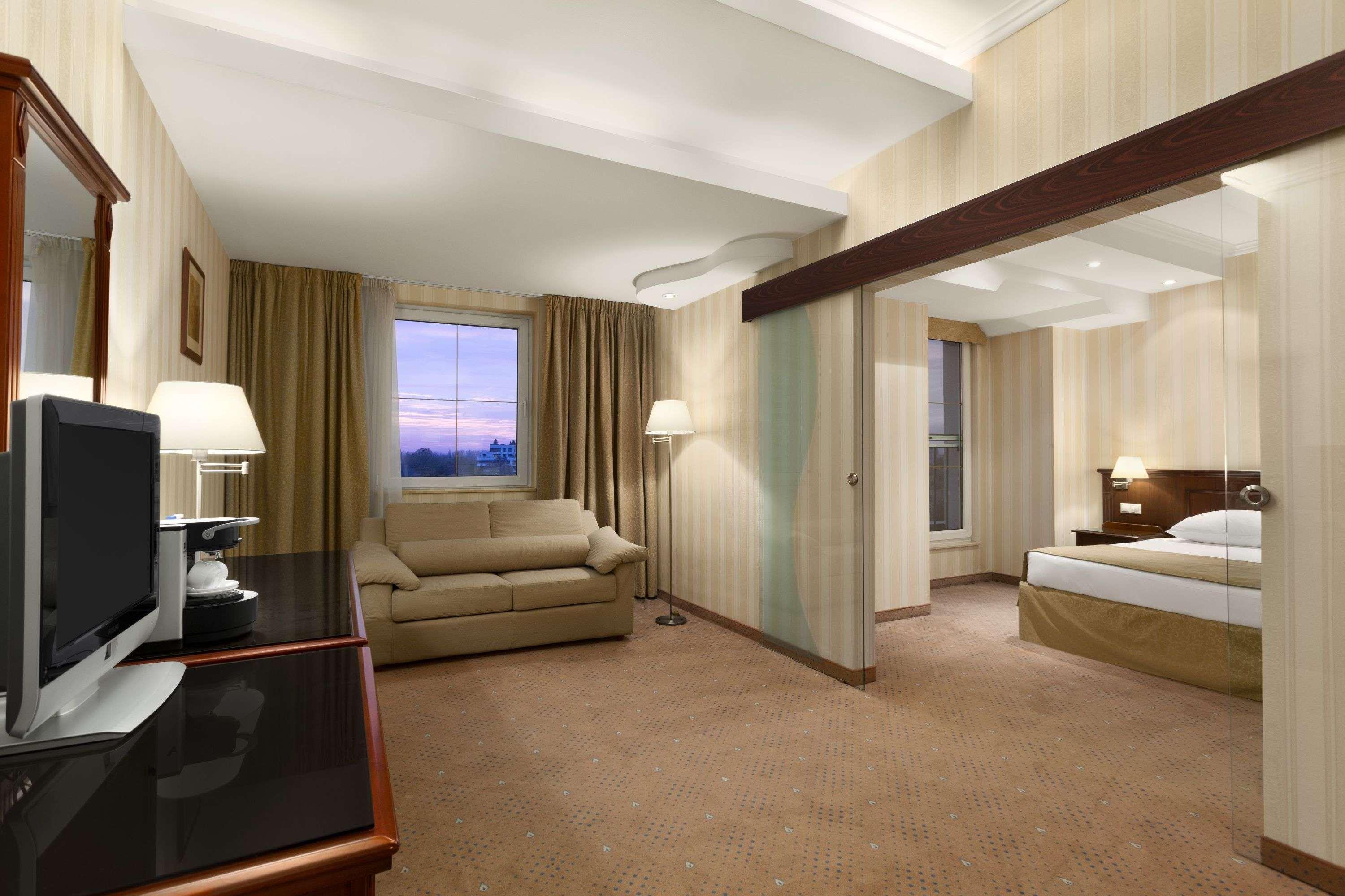 Ramada Hotel & Suites By Wyndham Bucharest North Bagian luar foto