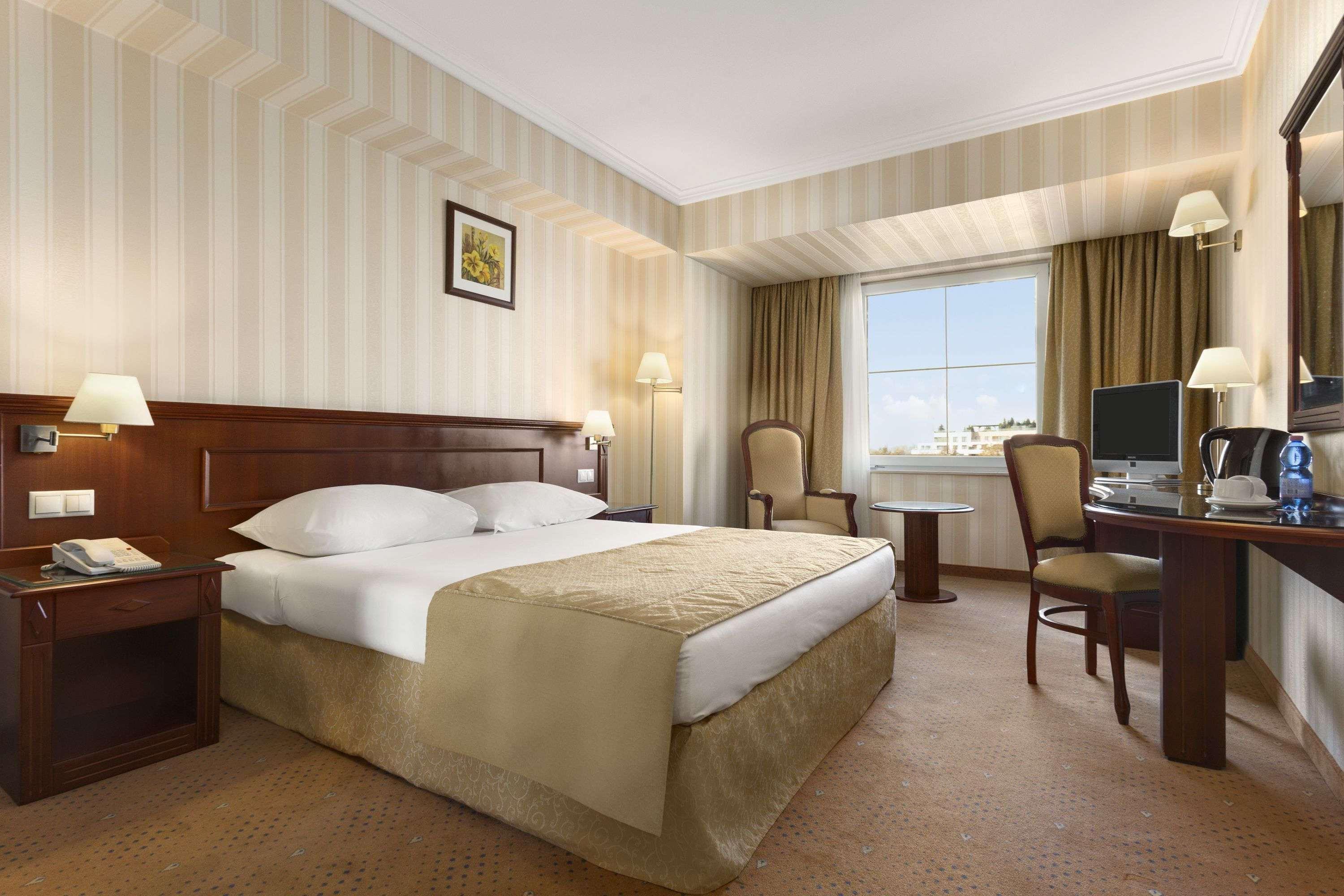 Ramada Hotel & Suites By Wyndham Bucharest North Bagian luar foto