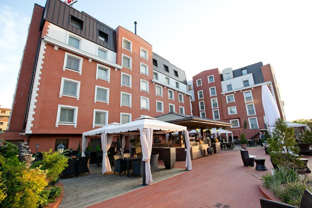 Ramada Hotel & Suites By Wyndham Bucharest North Bagian luar foto
