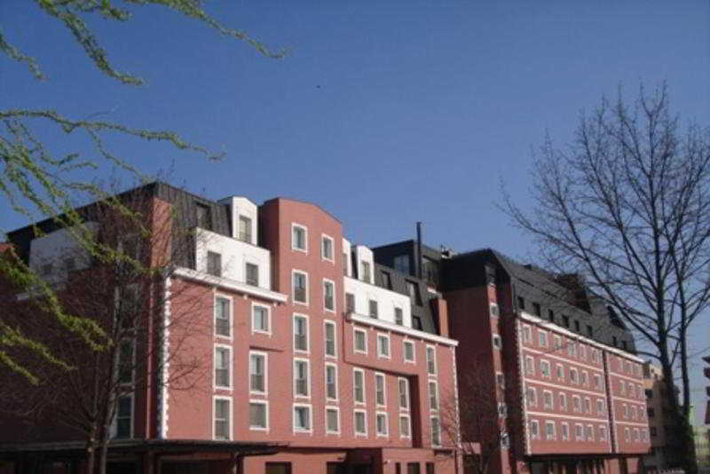 Ramada Hotel & Suites By Wyndham Bucharest North Bagian luar foto