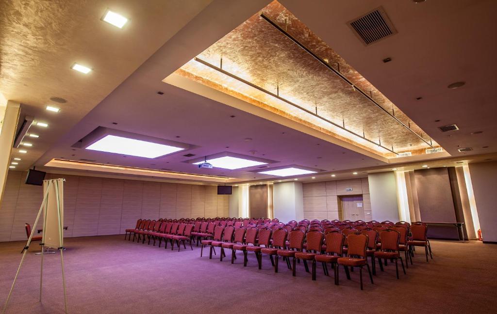 Ramada Hotel & Suites By Wyndham Bucharest North Bagian luar foto