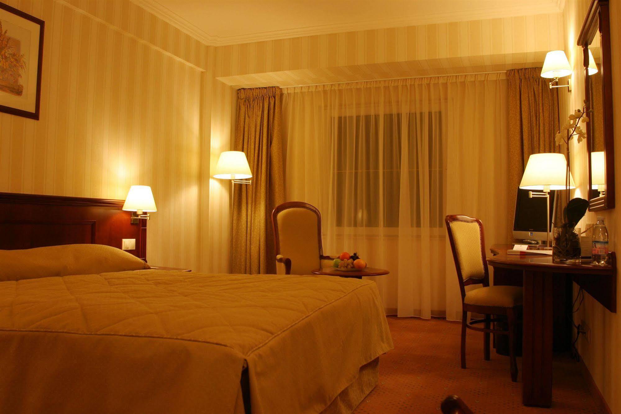 Ramada Hotel & Suites By Wyndham Bucharest North Bagian luar foto