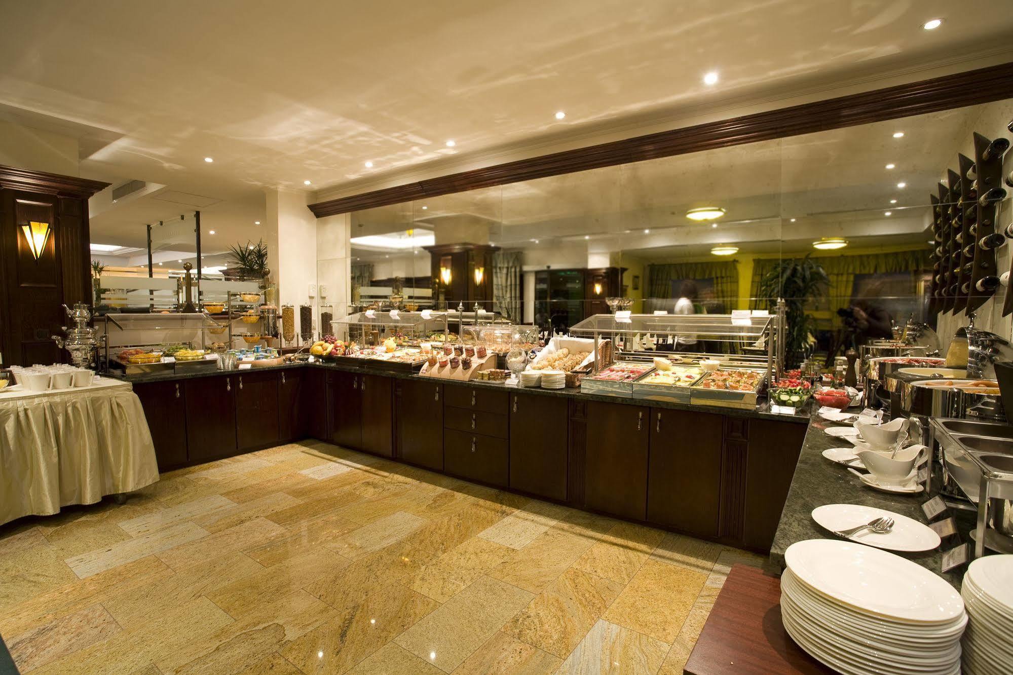Ramada Hotel & Suites By Wyndham Bucharest North Bagian luar foto