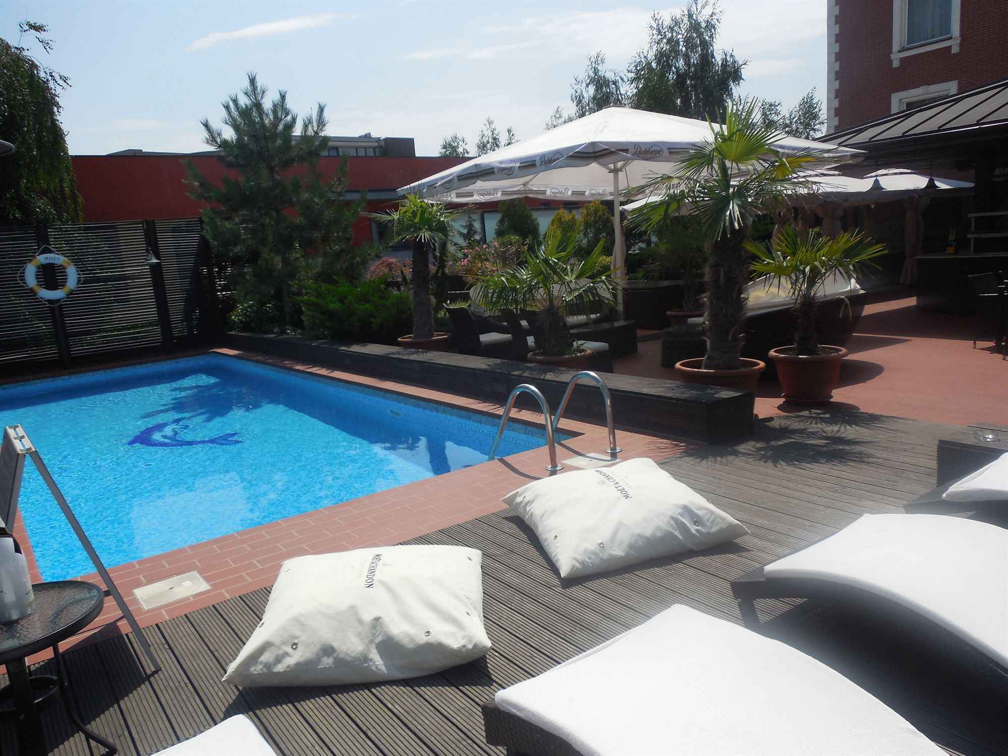 Ramada Hotel & Suites By Wyndham Bucharest North Bagian luar foto
